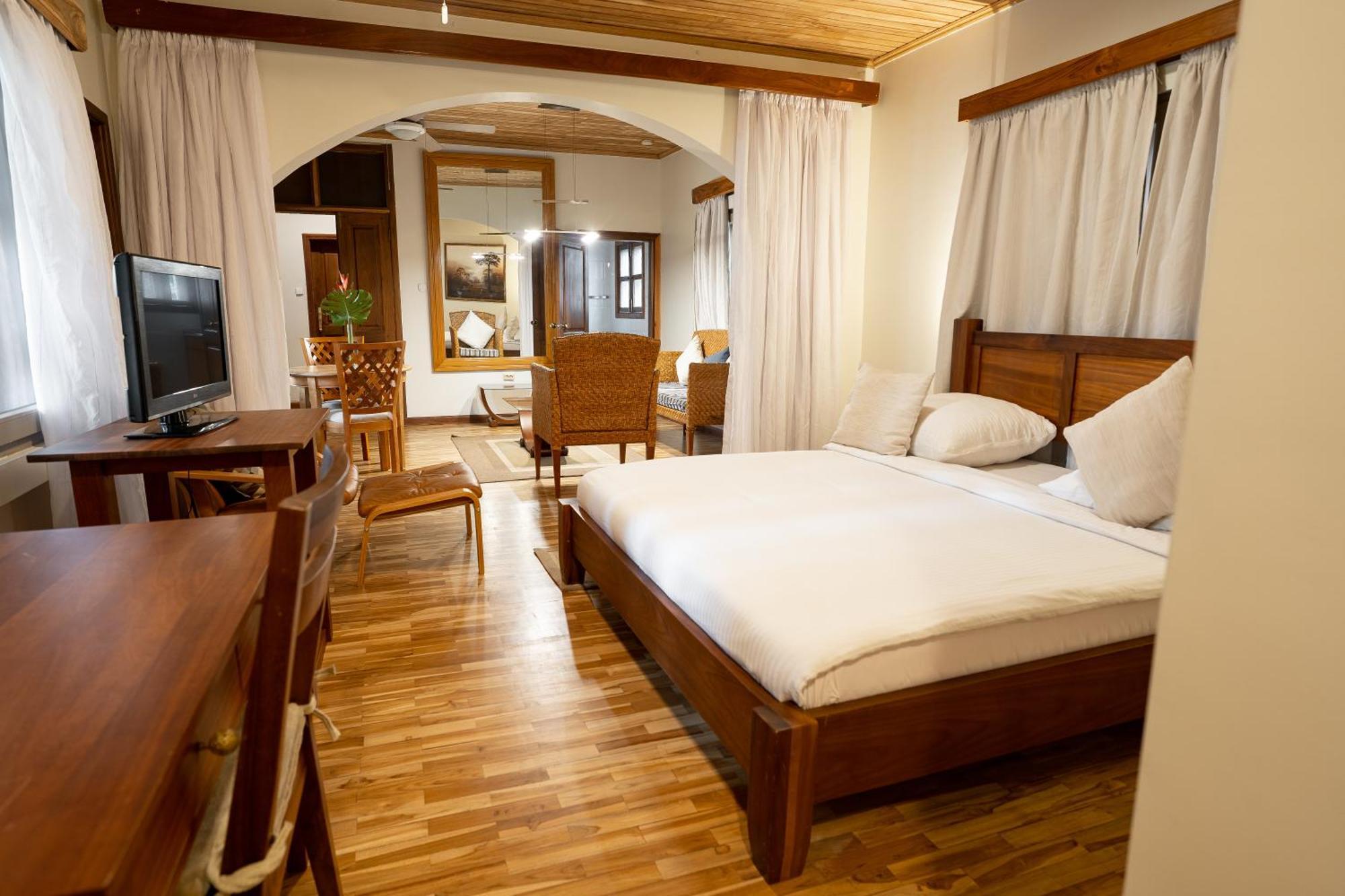 אקרה Esther'S Hotel מראה חיצוני תמונה