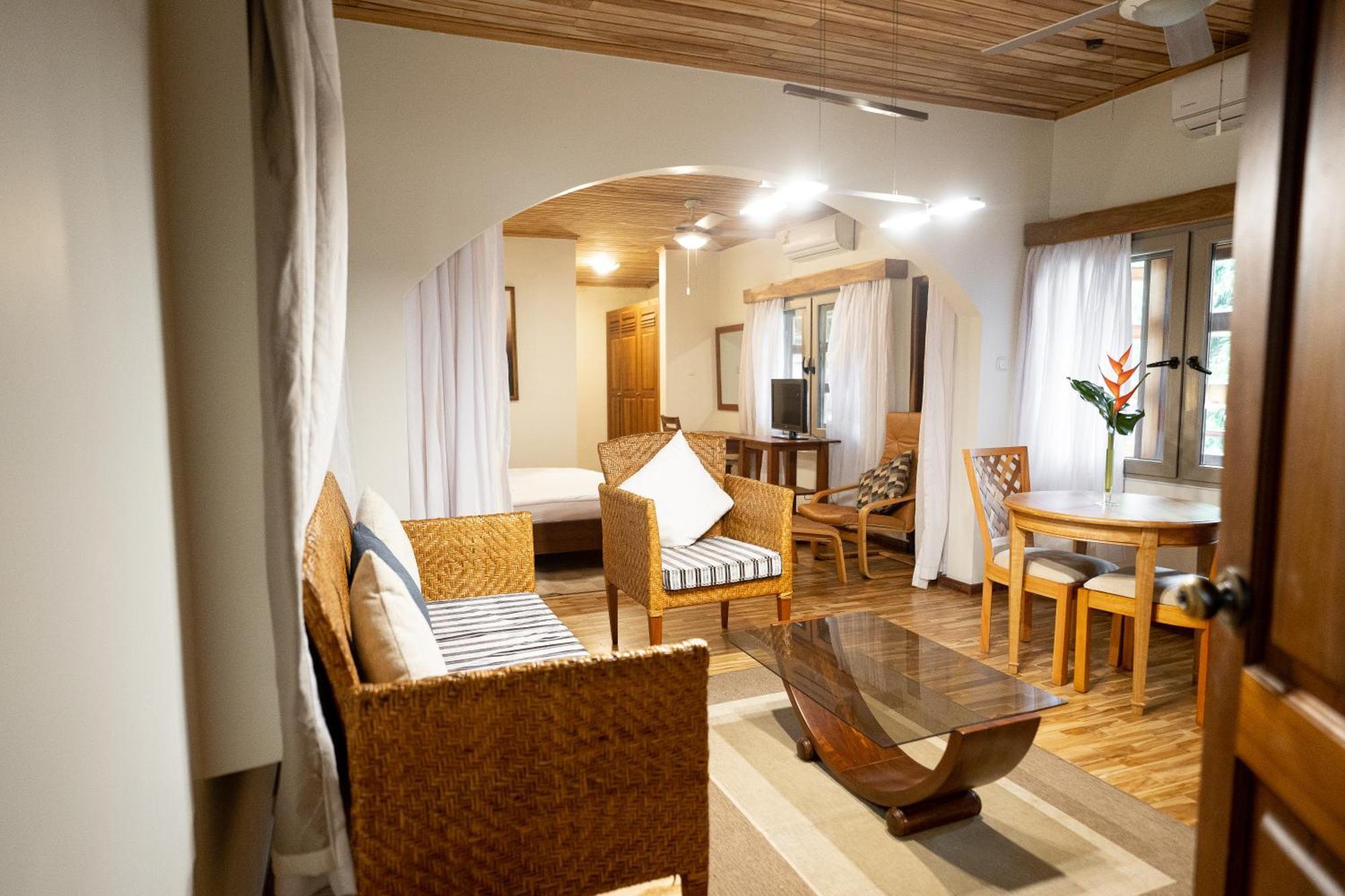 אקרה Esther'S Hotel מראה חיצוני תמונה