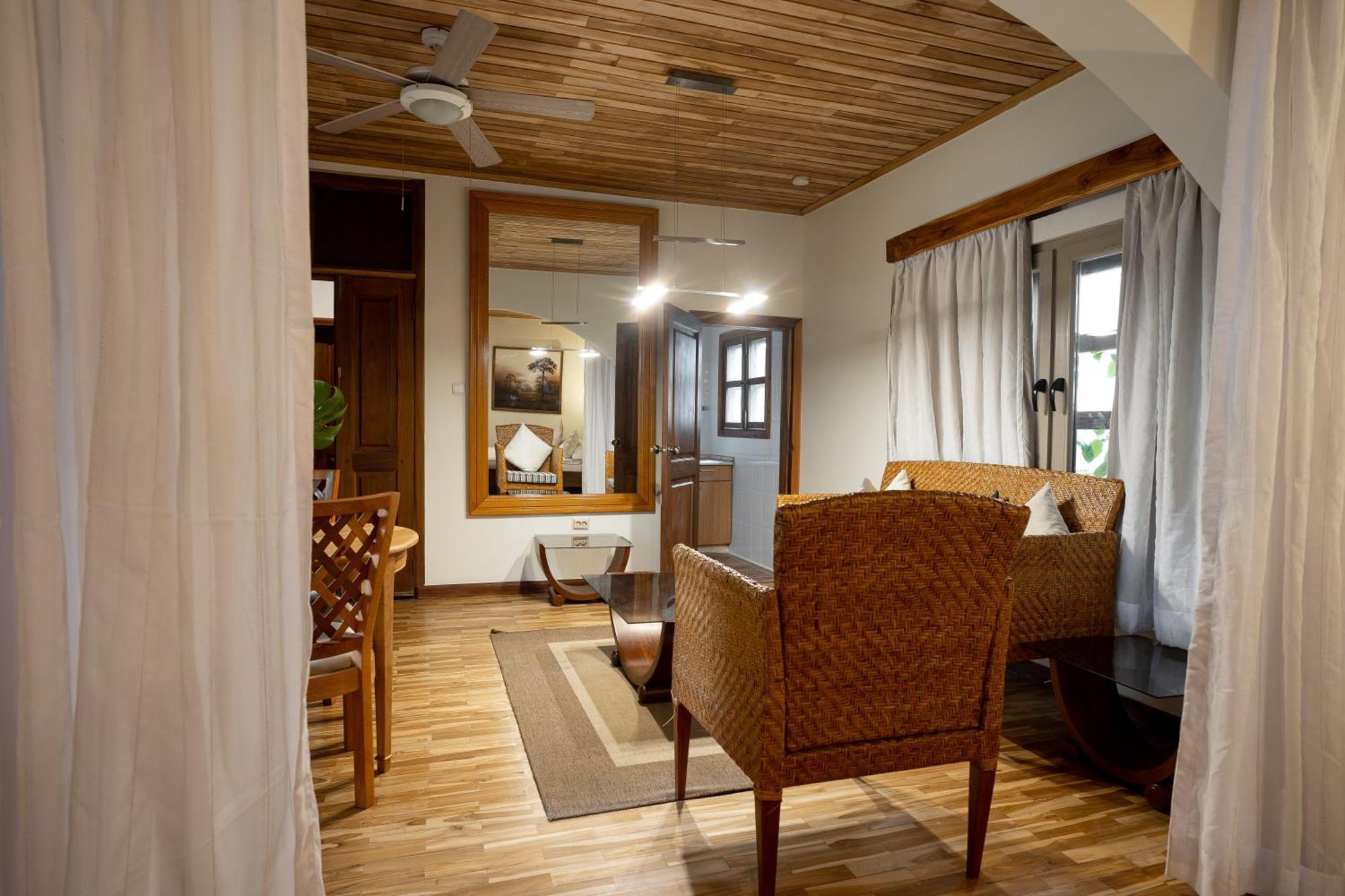 אקרה Esther'S Hotel מראה חיצוני תמונה