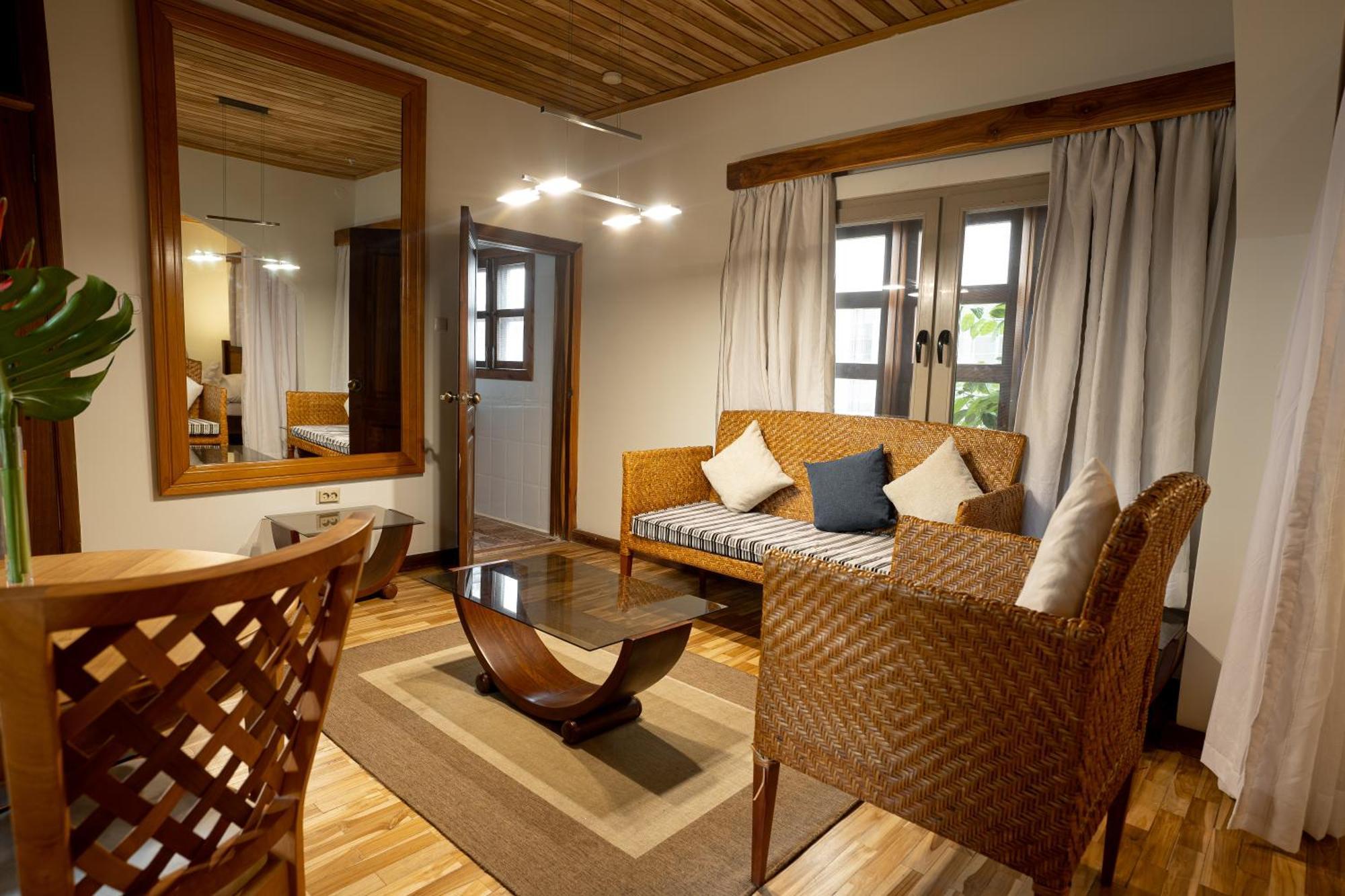 אקרה Esther'S Hotel מראה חיצוני תמונה