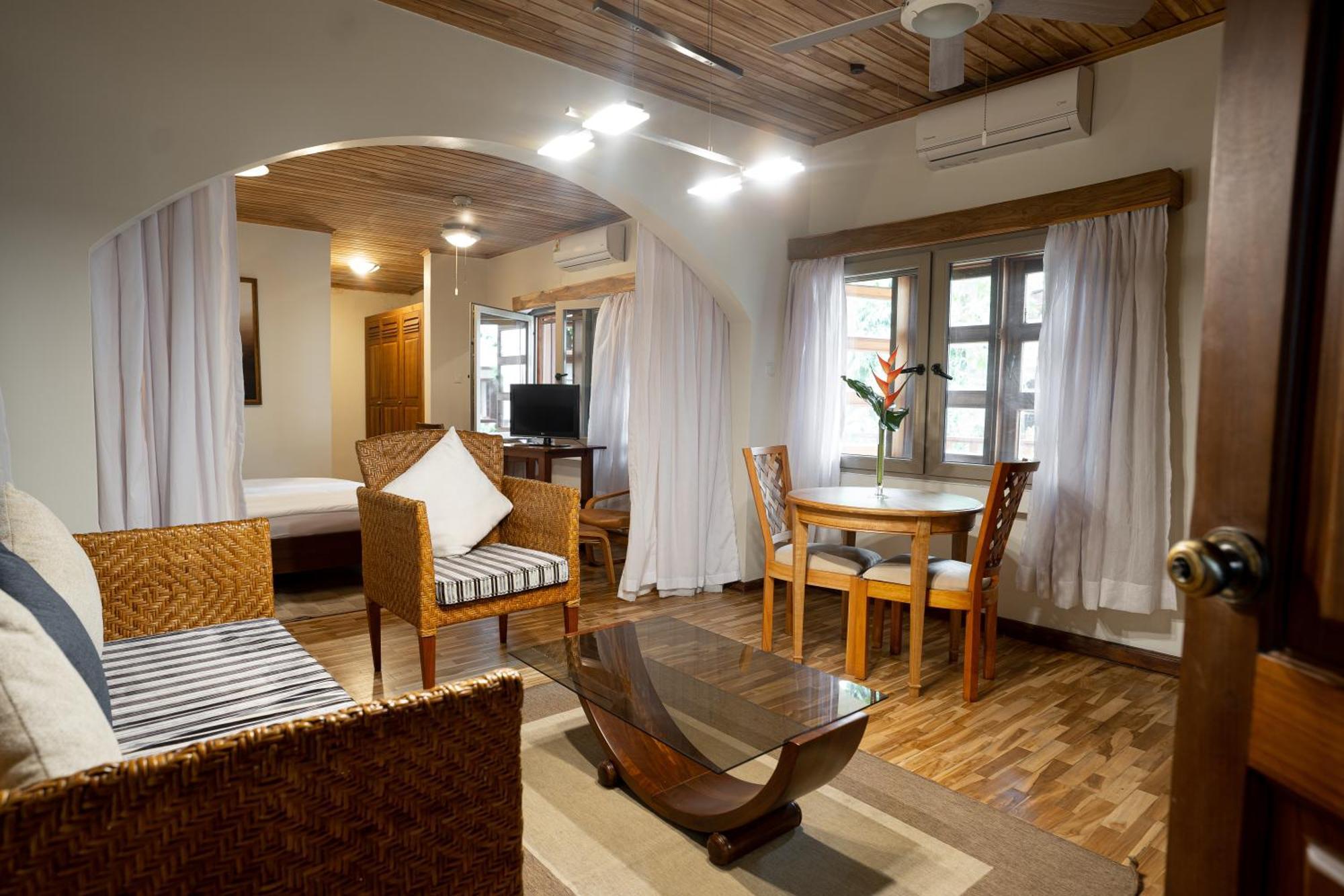 אקרה Esther'S Hotel מראה חיצוני תמונה