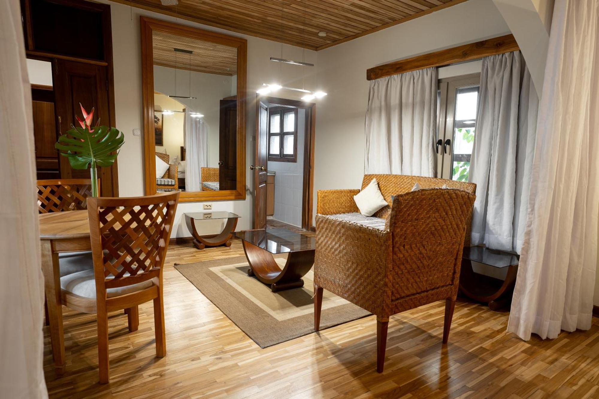 אקרה Esther'S Hotel מראה חיצוני תמונה