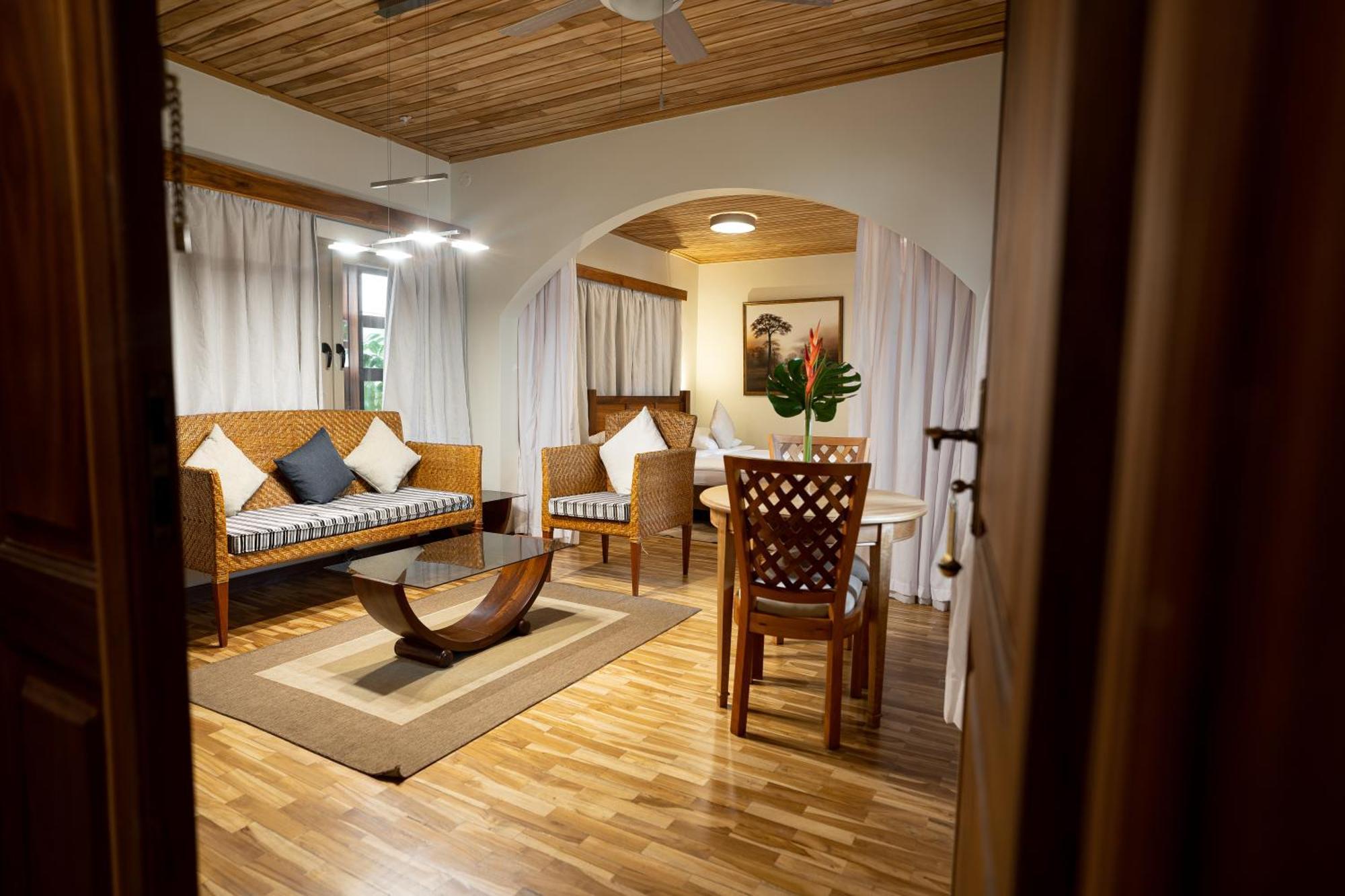 אקרה Esther'S Hotel מראה חיצוני תמונה