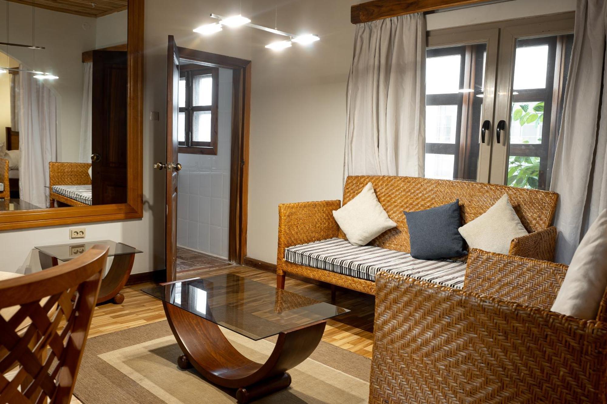 אקרה Esther'S Hotel מראה חיצוני תמונה