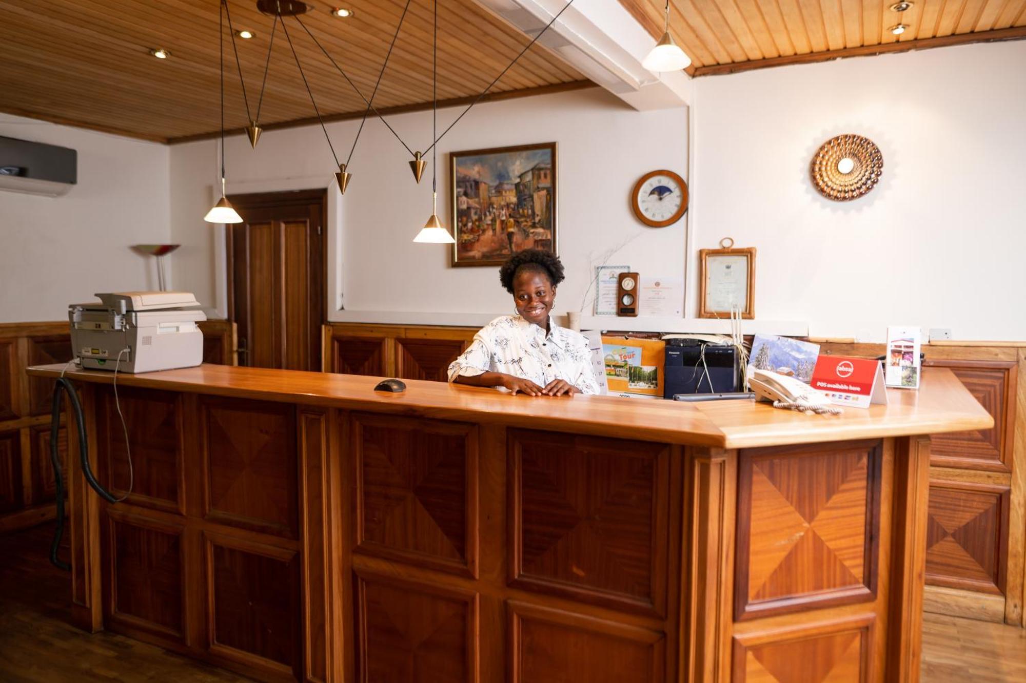 אקרה Esther'S Hotel מראה חיצוני תמונה